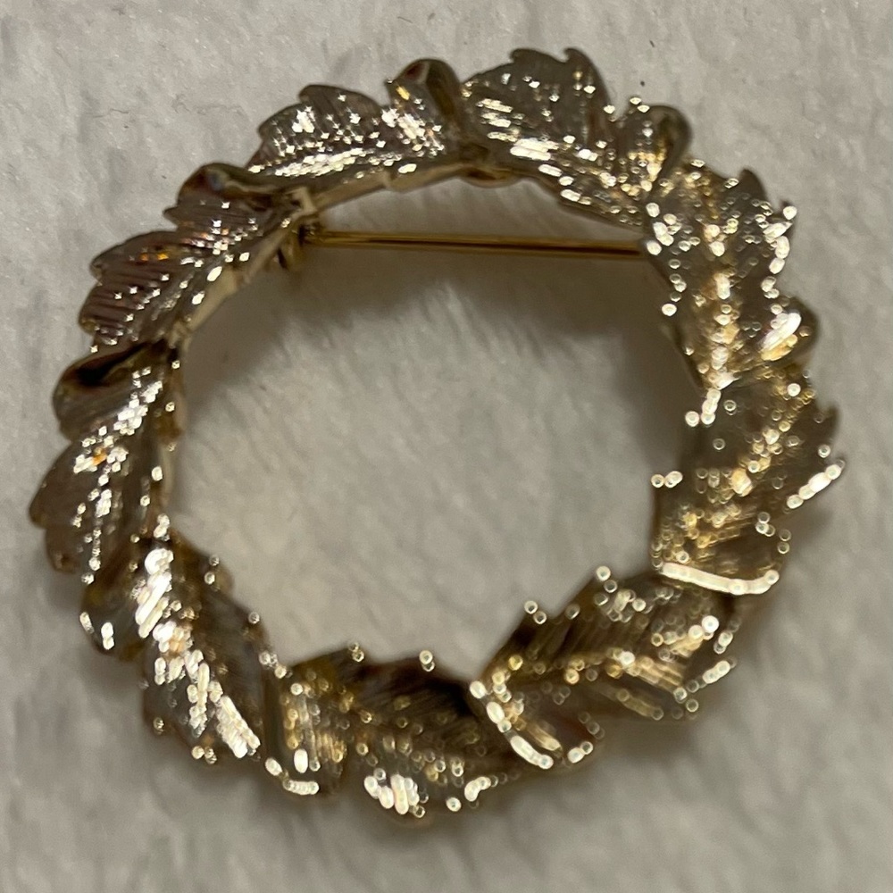 Gerry's vintage Wreaths of oak Leaves pin brooch